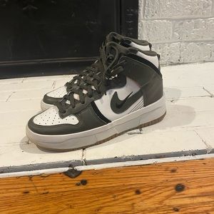 Women’s high top Nike dunks size 8